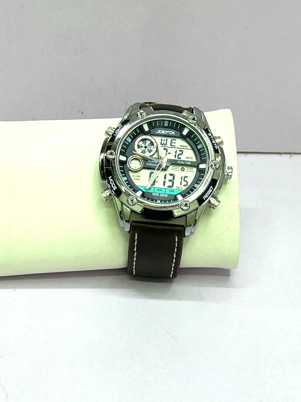 Gallery Photo 1 - Marketplace | Montre, Akwa-douche, Douala, Cameroon | Electronics & Media  > Other Electronics & Media