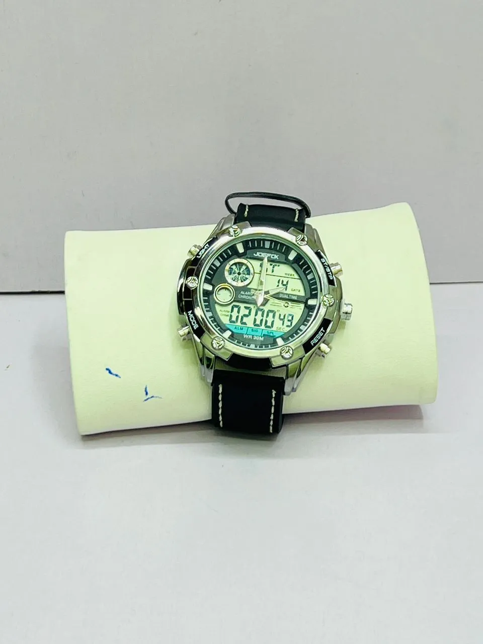 Gallery Photo 2 - Marketplace | Montre, Akwa-douche, Douala, Cameroon | Electronics & Media  > Other Electronics & Media